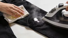 Wie man Glanzflecken nach dem Bügeln aus dem Stoff entfernt, ohne zur Reinigung zu gehen: Ein Hausmittel löst das Problem