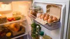 Warum Eier nicht in der Kühlschranktür aufbewahrt werden sollten – der häufigste Fehler in der Küche