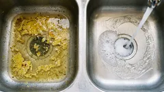 Verstopften Abfluss mit Natron und Essig reinigen: Was wirklich hilft