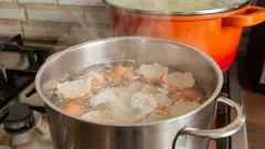 Warum man das Wasser, das nach dem Kochen von Eiern übrig bleibt, nicht wegschütten sollte und wofür man es verwenden kann.