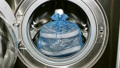 Wie man Turnschuhe in der Waschmaschine wäscht, ohne sie zu beschädigen: Schritt-für-Schritt-Anleitung