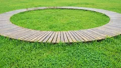 Planken, die hundert Jahre lang nicht verrotten: eine alte Bearbeitungsmethode, die jeder vergessen hat