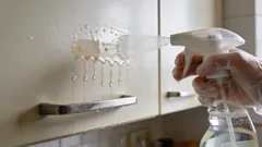 Wie man Küchenfronten in 10 Minuten ohne Backpulver von Fett befreit: ein einfaches Hausmittel ohne teure Chemikalien