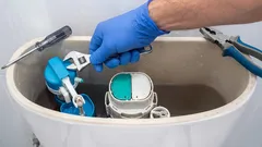 Die Toilettenschüssel läuft nach dem Spülen weiter. Drei Lösungen, um dieses ständige Leck zu beheben