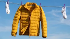 Wie man eine Daunenjacke nach dem Waschen wieder auffrischt: ein bewährter Trick, der Ihnen hilft, wenn das Kleidungsstück zerknittert ist.