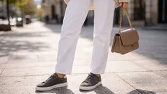 Anstelle von weißen Sneakers: Diese Farbe passt im Frühjahr 2026 besser zu Jeans!
